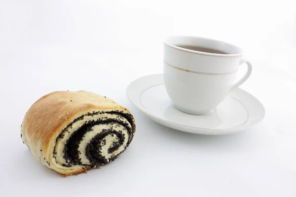 白い背景で隔離のパンと紅茶のカップ — ストック写真