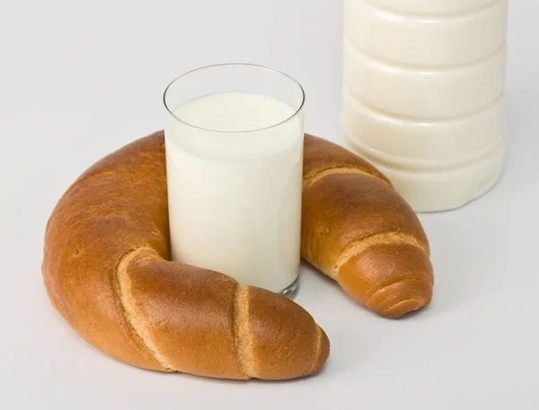 Fles Glas Melk Met Bagel Witte Achtergrond — Stockfoto