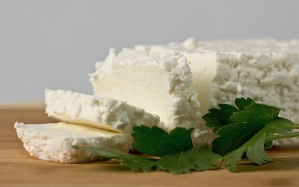 Hausgemachter Käse Mit Petersilie Auf Holzbrett — Stockfoto