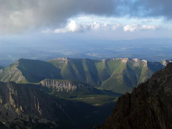 Vedere Pitorească Munților Stâncoși Sub Cerul Înnorat — Fotografie, imagine de stoc