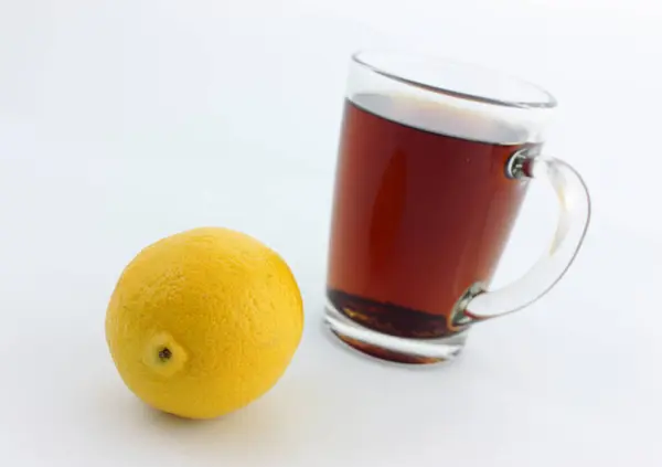 Schwarzer Tee Glas Mit Zitrone Auf Weißem Hintergrund — Stockfoto