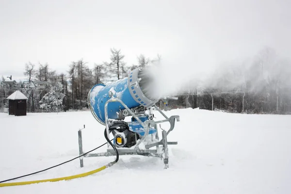 Sneeuw Machine Maken Van Sneeuw Heuvel Bij Ski Resort — Stockfoto