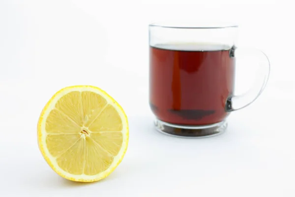 Czarna Herbata Szkło Kubek Cytryny Białym Tle — Zdjęcie stockowe