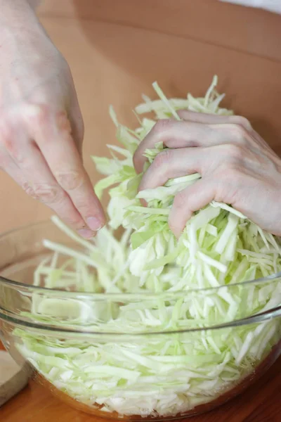 Manos Masculinas Con Col Verde Picada Tazón — Foto de Stock