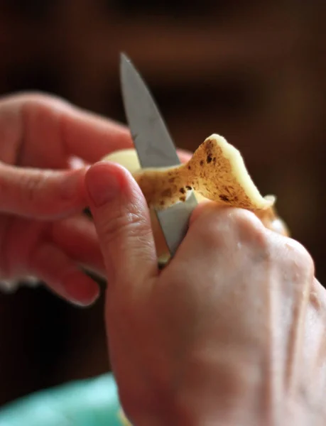 Чистить Картошку Ножом Закрыть — стоковое фото