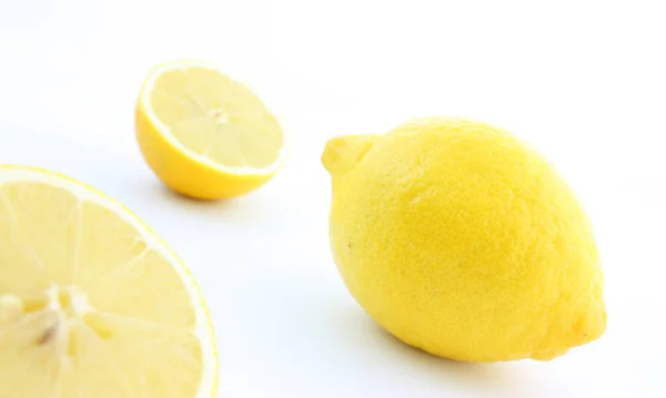 白い背景に分離された全体と半分のレモン — ストック写真