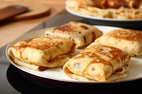 Het Bakken Van Pannenkoeken Met Vullingen Traditionele Russische Pannenkoeken Blini — Stockfoto