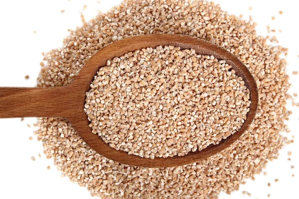 木のスプーンのスペルト小麦のひき割り 白い背景上に分離 直接上記 — ストック写真