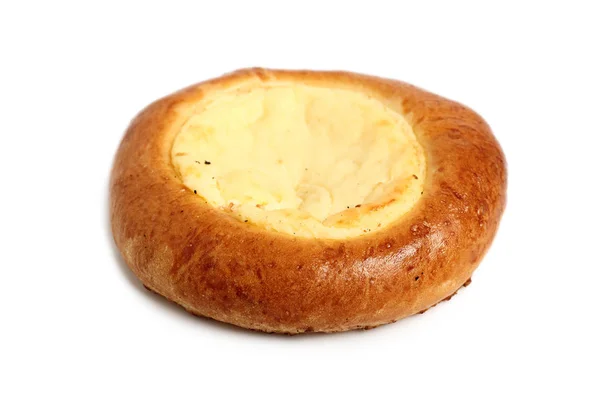 瓦特鲁什卡甜酵母面包面团糕点与夸克填充在中间 隔离在白色背景上 — 图库照片