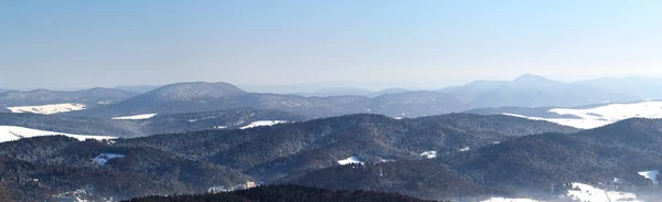 Vue Panoramique Sur Paysage Montagneux Enneigé Avec Bois Ciel Bleu — Photo