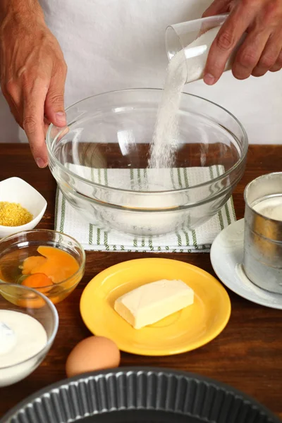 Сливочный Лимонный Торт Выливание Сахара Стеклянную Чашу — стоковое фото