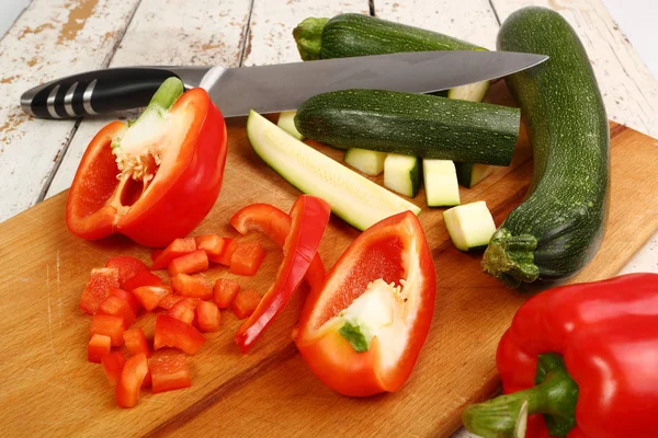 Calabacines Picados Pimiento Rojo Sobre Tabla Madera — Foto de Stock