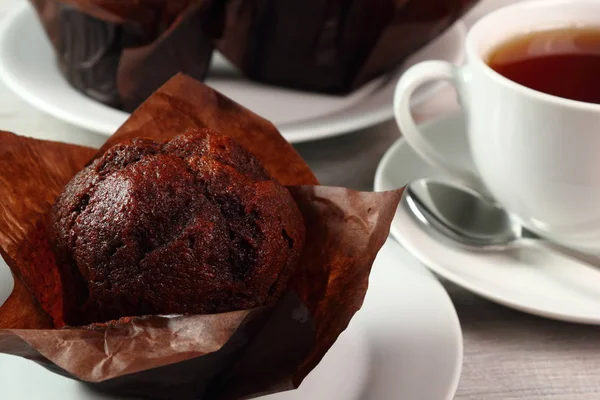 Schokolade Cupcake Und Tasse Tee — Stockfoto