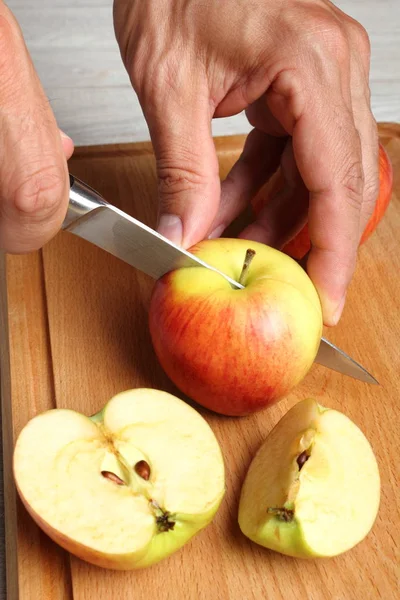 Hombre Rebanando Manzanas Frescas —  Fotos de Stock