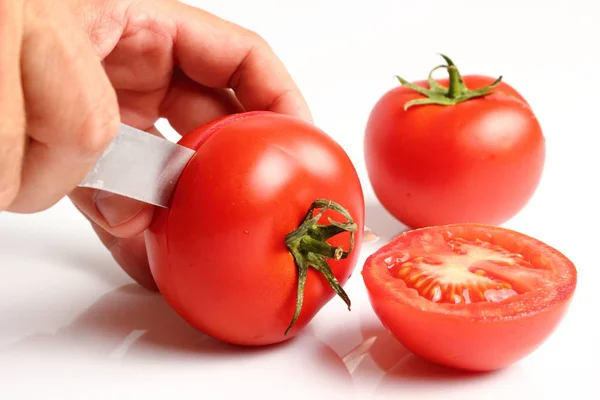 Mains Masculines Tranchant Les Tomates Avec Couteau — Photo