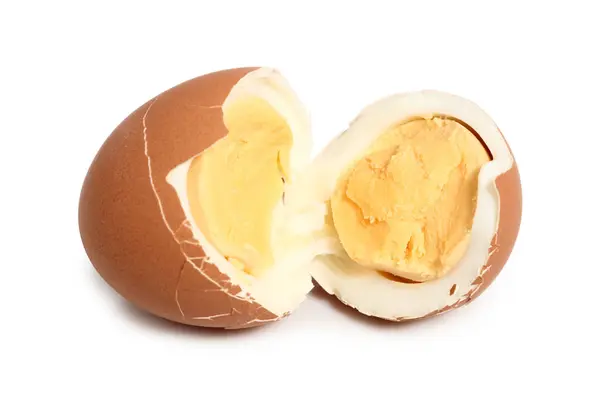 棕色的煮鸡蛋和贝壳 与剪辑路径隔离 — 图库照片