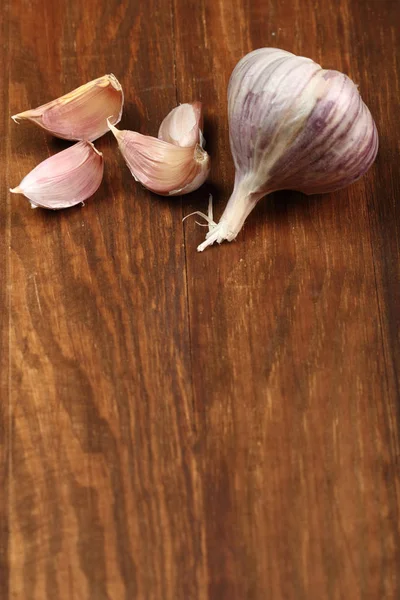 Knoflook Bollen Kruidnagelen Houten Tafel Kopie Ruimte — Stockfoto