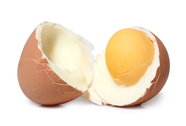 Gebrochene Braune Hartgekochte Eier Mit Schale Isoliert Mit Schnittpfad Makro — Stockfoto