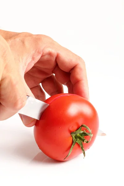男性はナイフでスライス トマトを手します — ストック写真
