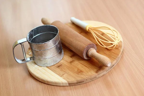 Whisk Rolling Pin Flour Sifter Cutting Board — Stock Photo, Image