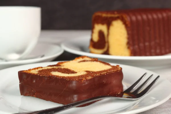 Csokoládé Üvegezett Márvány Loaf Cake — Stock Fotó