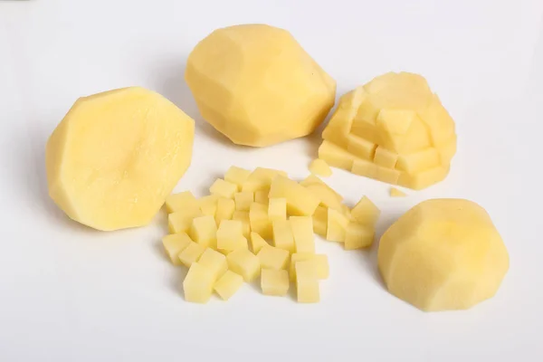 Roh Gewürfelte Geschälte Kartoffeln Isoliert Mit Weißem Hintergrund — Stockfoto