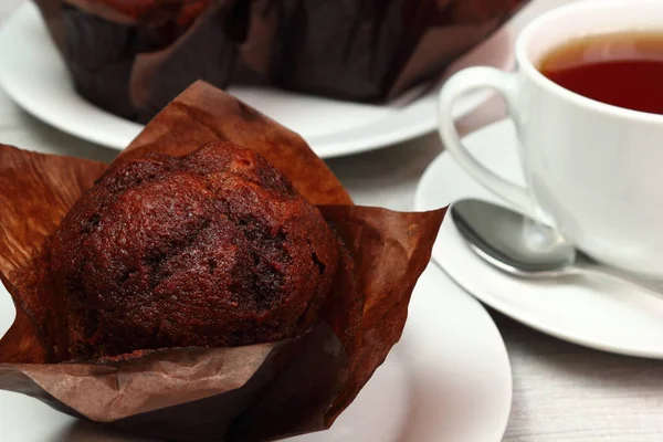 チョコレート ケーキと紅茶のカップ — ストック写真