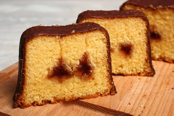 Choklad Glaserade Limpa Tårta Med Jordgubbssylt — Stockfoto