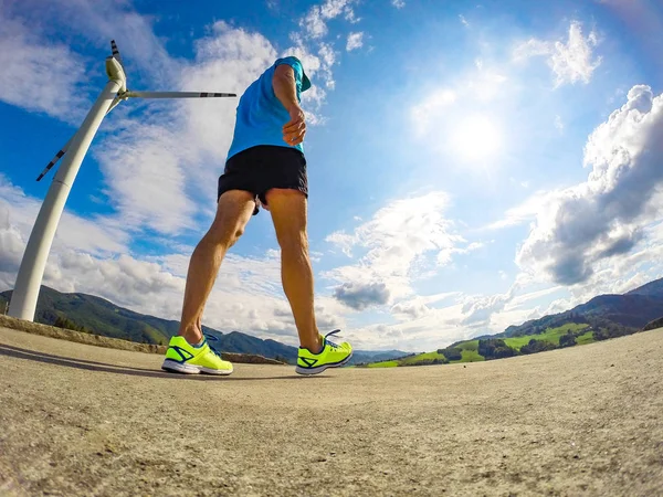 Corredor Atleta Masculino Caminando Las Montañas Fondo Del Aerogenerador —  Fotos de Stock