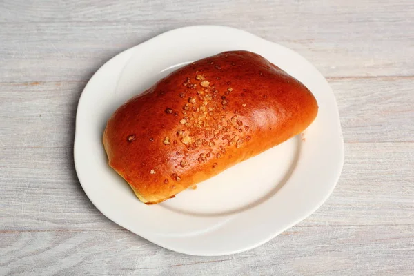 ブルーベリー饅頭 コケモモ 満ちて 酵母の生地から作られるパンは微妙な崩れで覆われて — ストック写真