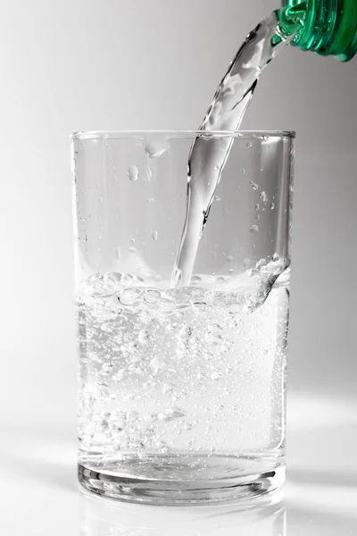 Despeje Água Limpa Vidro Isolado Sobre Fundo Branco — Fotografia de Stock