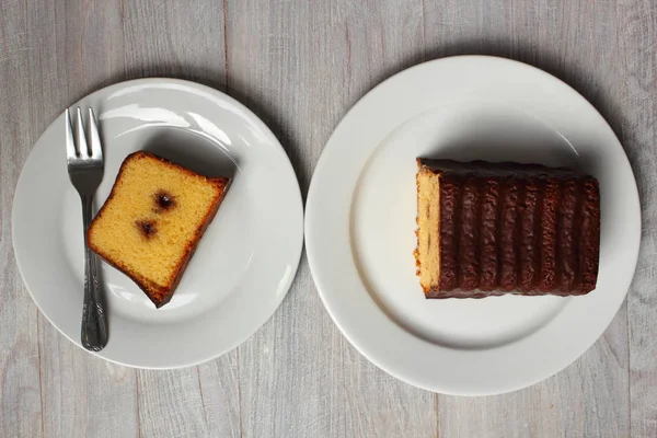 いちごジャムとチョコレートの艶をかけられたパン ケーキ — ストック写真
