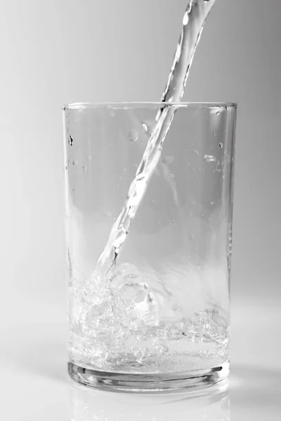 Helder Water Gieten Glas Geïsoleerd Witte Achtergrond — Stockfoto