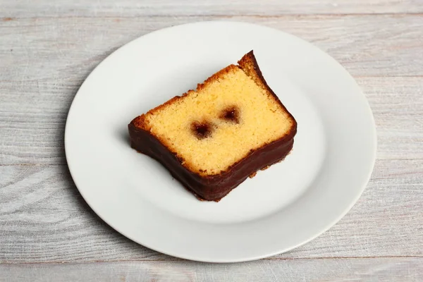 Choklad Glaserade Limpa Tårta Med Jordgubbssylt — Stockfoto