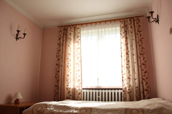 柔らかな日差しの中で寝室のインテリアのビュー — ストック写真