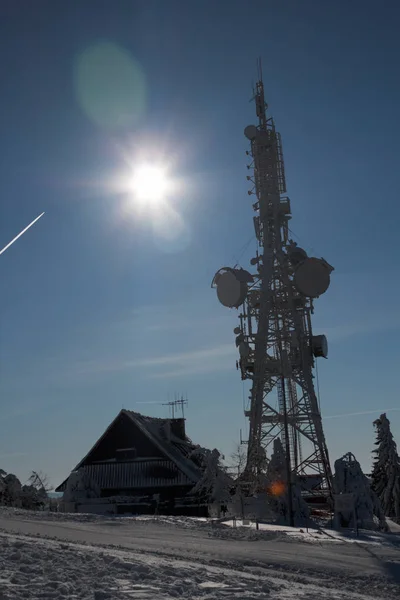 Elektrische Toren Hut Besneeuwde Heuvel Onder Fel Stralende Zon — Stockfoto