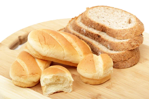 Tábua Madeira Com Pão Branco Integral Isolado Sobre Fundo Branco — Fotografia de Stock