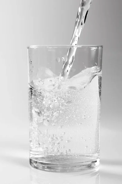 Helder Water Gieten Glas Geïsoleerd Witte Achtergrond — Stockfoto