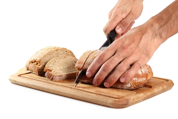 Cuoco Che Affetta Pane Segale Sul Tagliere Isolato Sfondo Bianco — Foto Stock