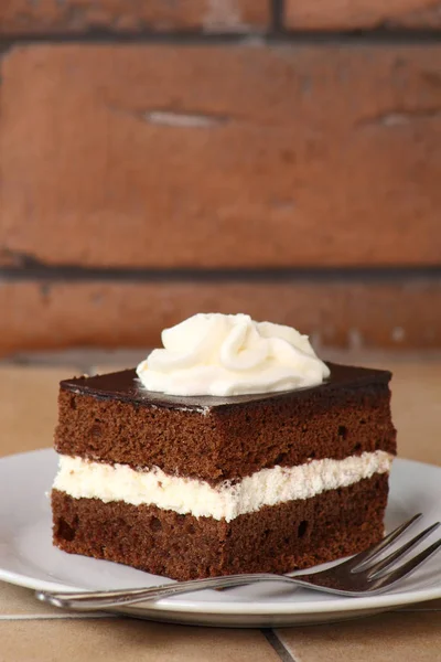 チョコレートのスポンジ ケーキはホイップ クリームで満ちていた クリームパイ — ストック写真