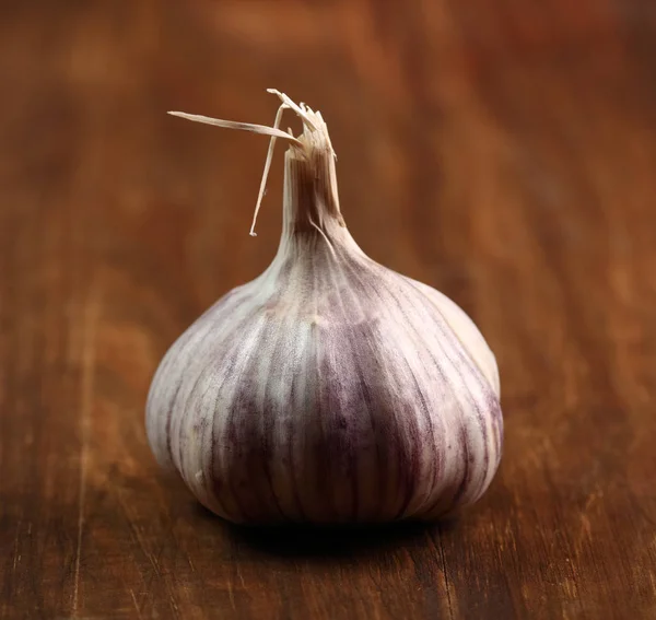 Bombilla Ajo Sobre Mesa Madera — Foto de Stock