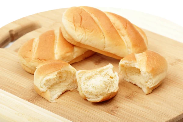 白い背景で隔離の白パン パンで木の板 — ストック写真