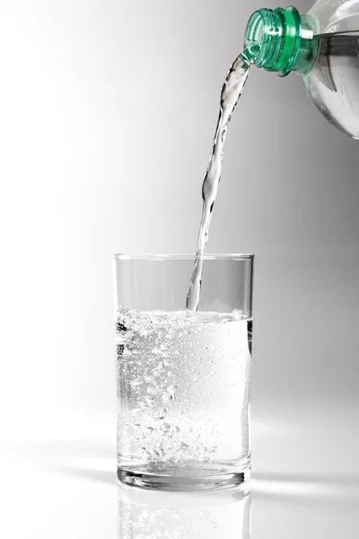 Helder Water Gieten Glas Geïsoleerd Witte Achtergrond — Stockfoto