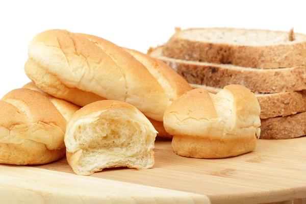 Holzplatte Mit Weißem Vollkornbrot Auf Weißem Hintergrund — Stockfoto