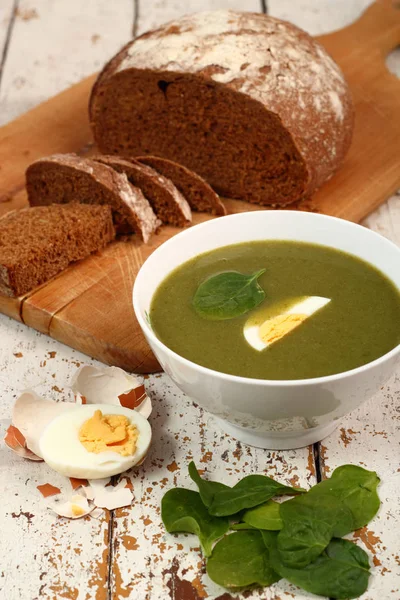 Portion Spinatcremesuppe Mit Auf Dem Tisch Mit Brot Hintergrund — Stockfoto