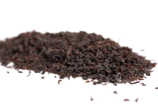 Luźne Suszonej Czarnej Herbaty Liści Białym Tle Białym Tle Makro — Zdjęcie stockowe