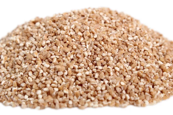 スペルト小麦のひき割り 白い背景上に分離 マクロ — ストック写真