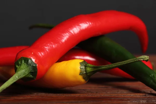 Pimientos Cayena Sobre Fondo Madera — Foto de Stock