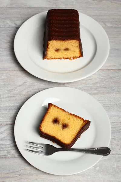 巧克力釉面面包蛋糕配草莓酱 — 图库照片