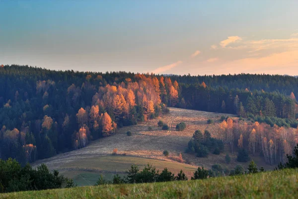 ピブニチュナ ズドルイ タウン ポーランドの近くに Jaworzyna の範囲からベスキディ山脈山中 南東に見る — ストック写真